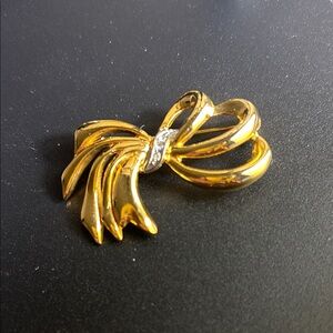 Gloria Vanderbilt Gold Tone Bow Brooch